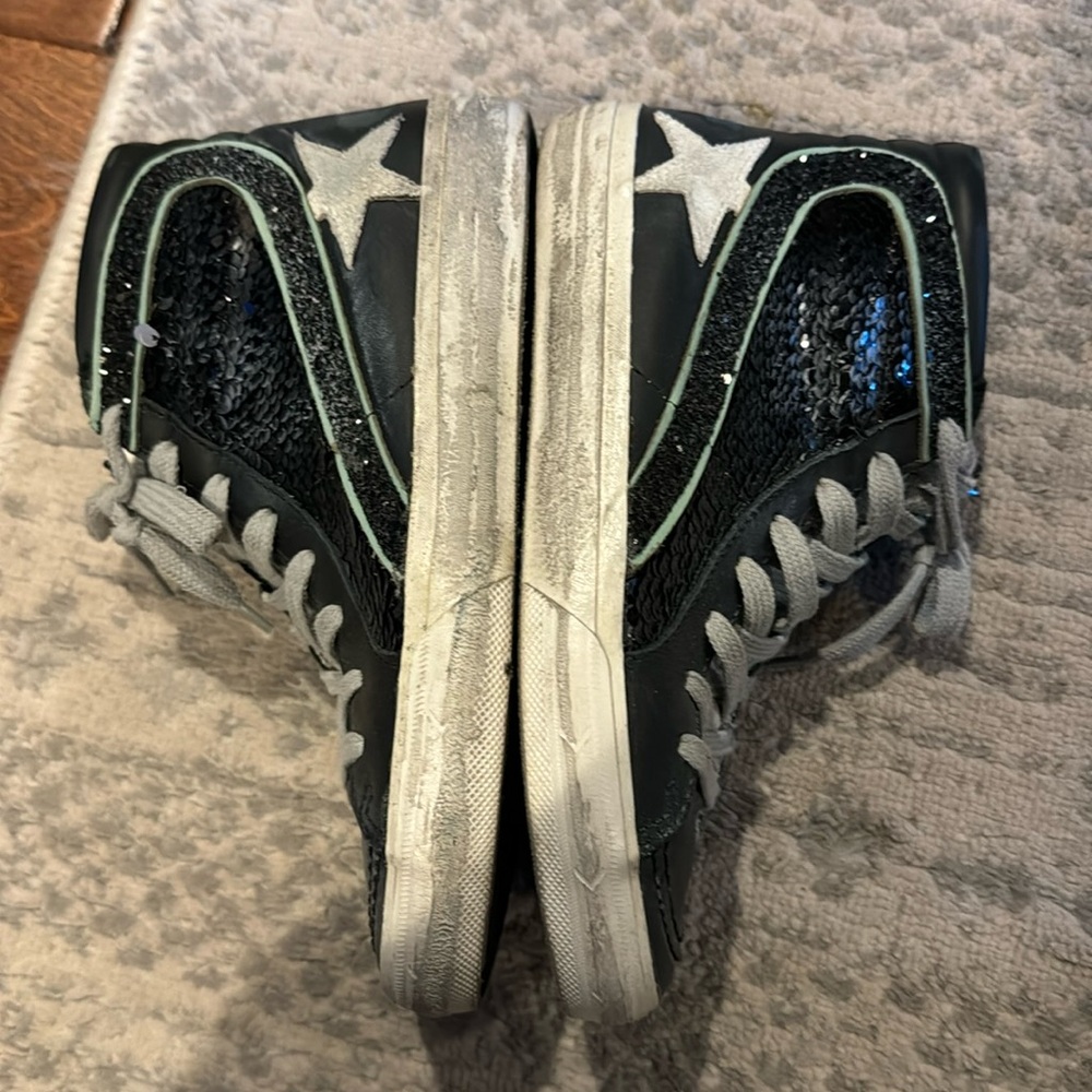 Size 36 - great condition. Only worn a few times. Authentic.